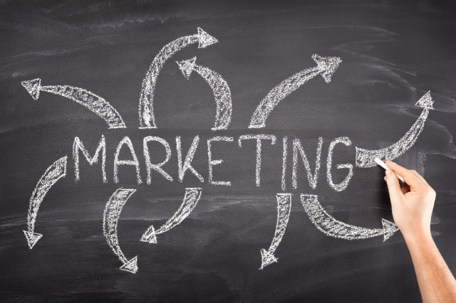 In-House Marketing Vs. Outsourcing Marketing [What Should You Choose?]